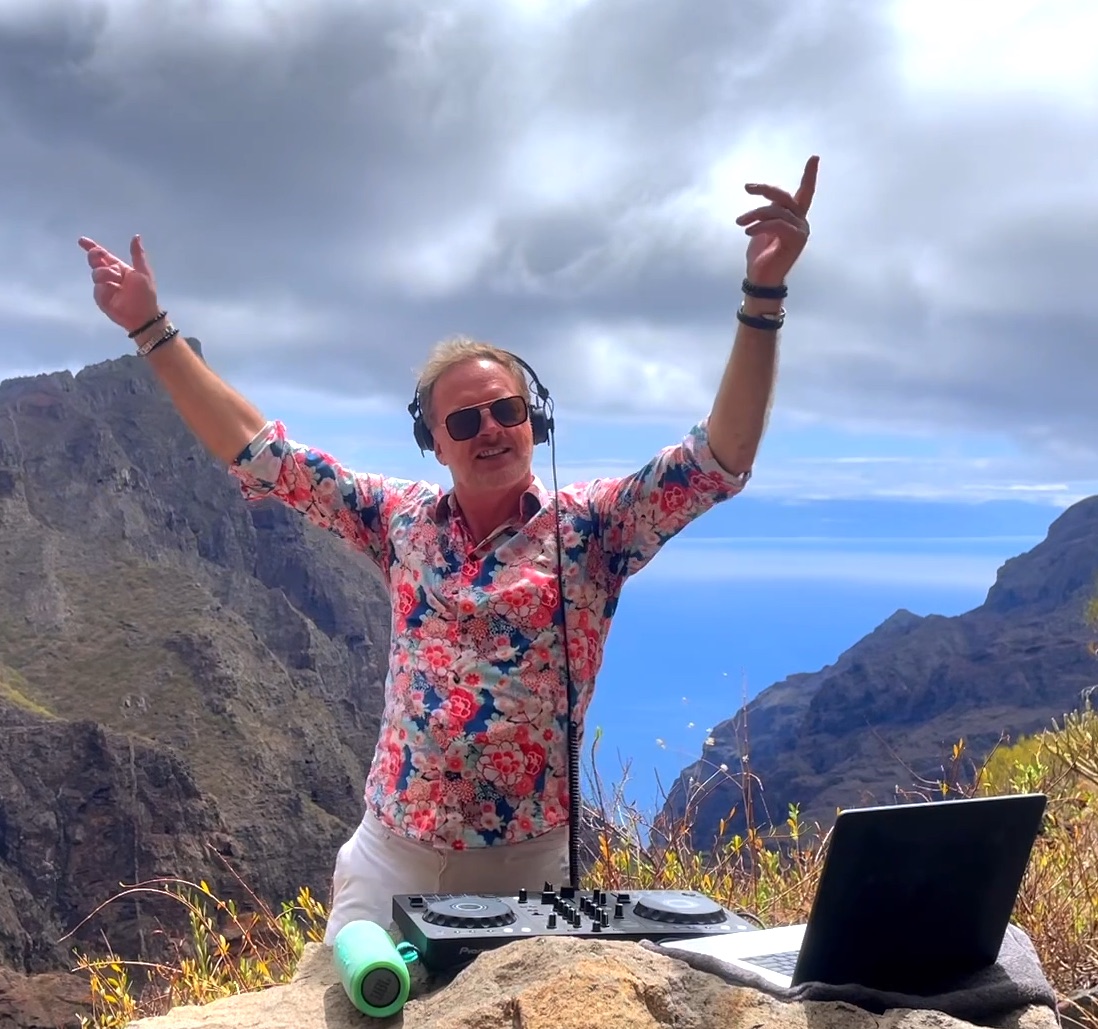 Felix Tod performing a DJ set in the mountains